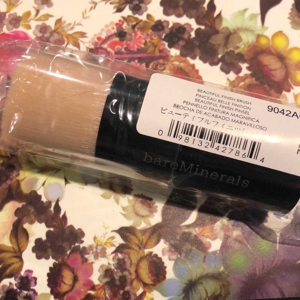 NWT Bareminerals beautiful finish brush